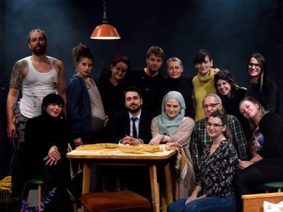 Read more about the article KAMERNI TEATAR 55 NA GOSTOVANJU U NOVOM SADU I U ZAGREBU SA PREDSTAVOM „LJUBIČASTO“ U REŽIJI SELME SPAHIĆ