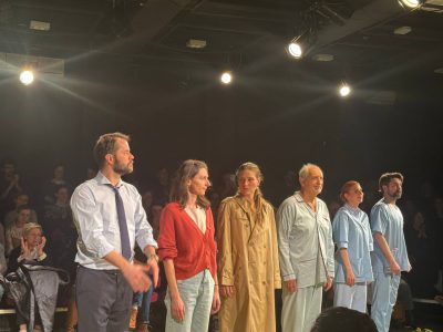 Read more about the article Raport u pozorištu: “Otac” dubuko dirnuo publiku, glumci predvođeni Vladimirom Jurcom sjajni